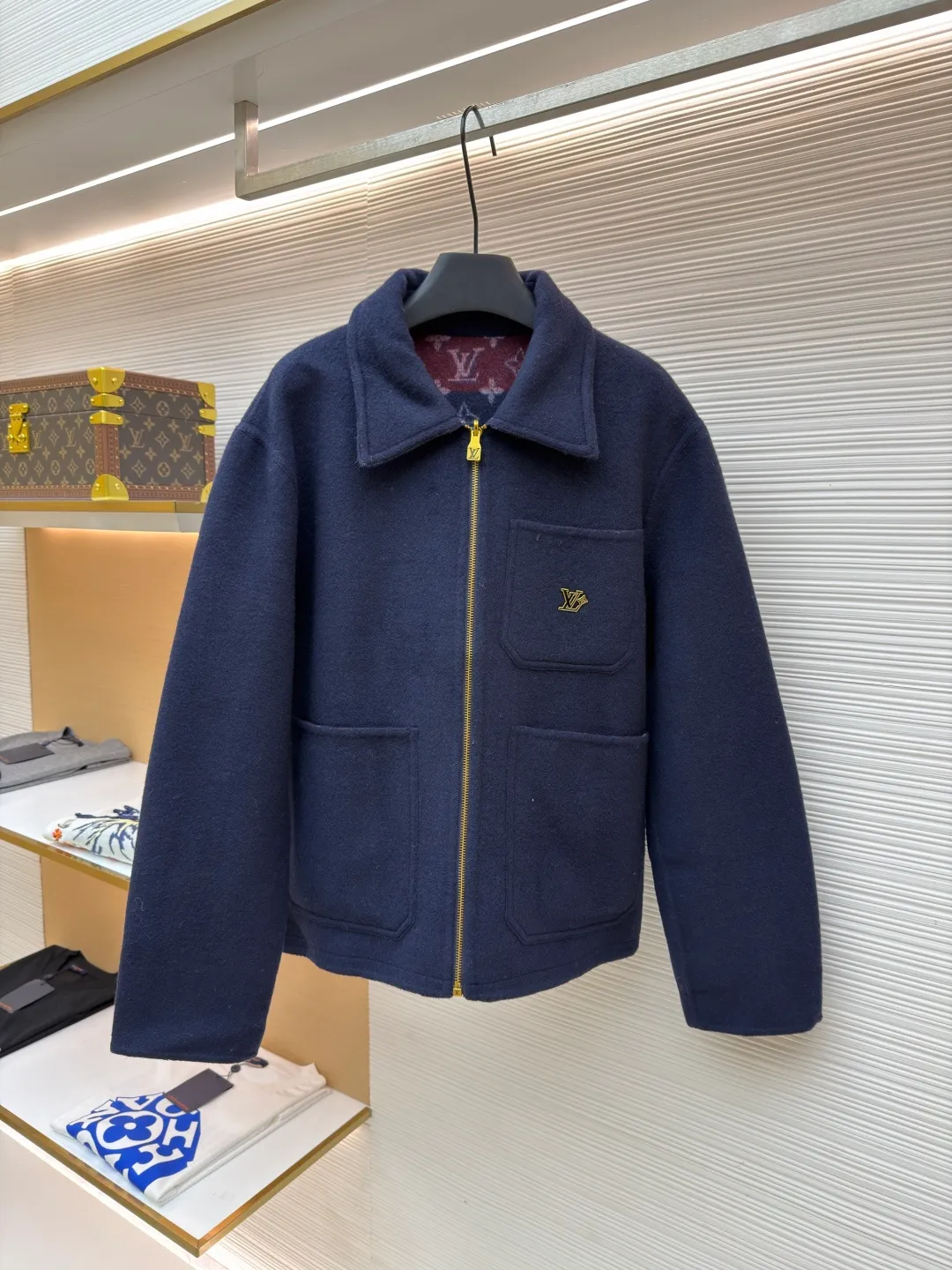 LOUIS VUITTON double-sided workwear wool jacket ●Original version: purchased and developed for 30,000 ●Item number: 1682367-E65 ●Fabric: sheep wool fabric ●Technology: jacquard production ●Color: red and blue ●Version: fitted version ●Weight: about 925 grams ●Size: 44-46-48-50 ●Description: Customized luxurious and soft double-woven high-density cashmere silk cloth (sheep wool content is up to 90%) Rough but soft, solid and fluffy, like clouds wrapped in the warm winter sun, using a color rebellion to redefine the luxury logic of double-wearing. On the one hand, there is untamed fantasy. Red and blue tear wild tension on the wool fabric. The Monogram presbyopia is disassembled and reorganized, allowing the century-old totem to continue to burn in the contemporary context. On the other hand, it is plain ambition. Only a metal LV logo is embellished on the breast pocket. With a crisp silhouette and delicate texture, it silently declares that luxury never needs to be printed all over. The aura is as broad as the territory. There is no need to change clothes. Turning is the ritual from battlefield to feast. The sense of luxury exudes from the inside out. The style is never shackles. Fabric jacquard technology: By weaving a full-width Monogram jacquard texture on the surface of the fabric, the interweaving method of warp and weft lines is controlled, and the interweaving density and tension of the yarns are precisely controlled to make it more three-dimensional. Jingyi Double Lip Hidden Check Sewing Bag Process Positioning and tracing - bag opening and cutting - double lip shaping - bag cloth sewing - invisible grid lining - final inspection and ironing. No machine foot intervention in the whole process. Purely manual operation, infrared positioning cutting machine to achieve precise positioning of materials through infrared emitters and infrared receivers. The accuracy can reach the micron level, thereby meeting the effect of high-precision cutting of alignment strips. The overall wiring is straight and delicate, the fabric is comfortable and soft, and the color is consistent without color difference. It can be matched with the same style to create a fashionable look and control various occasions. Customized accessories, complete with three standards, same style for men and women!
